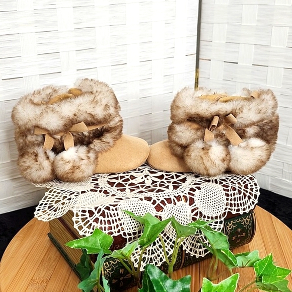 👉*NWOT* CUTE FURRY & SUEDE WINTER MOCCASIN BOOTIES ~9-12 MONTH ~RISING STAR